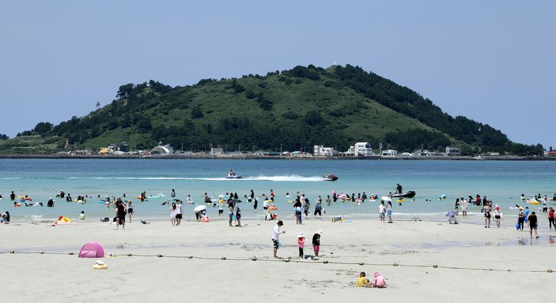 제주시 협재해수욕장에서 피서객들이 물놀이하고 있다. 제주시 조천읍 신흥해수욕장에서 지난 19일 10세 미만 어린이 3명이 해파리에 쏘이면서 제주 해안을 찾는 피서객의 주의가 요구된다. /사진=뉴스1
