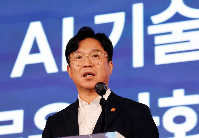 [서울=뉴시스] 박영태 기자 = 김영훈 고용노동부 장관이 14일 오후 서울 용산구 전쟁기념관에서 열린 AI 기술혁신에 발맞춘 새로운 사회 혁신의 길 토론회에 참석해 개회사를 하고 있다. 2026.07.14. since1999@newsis.com