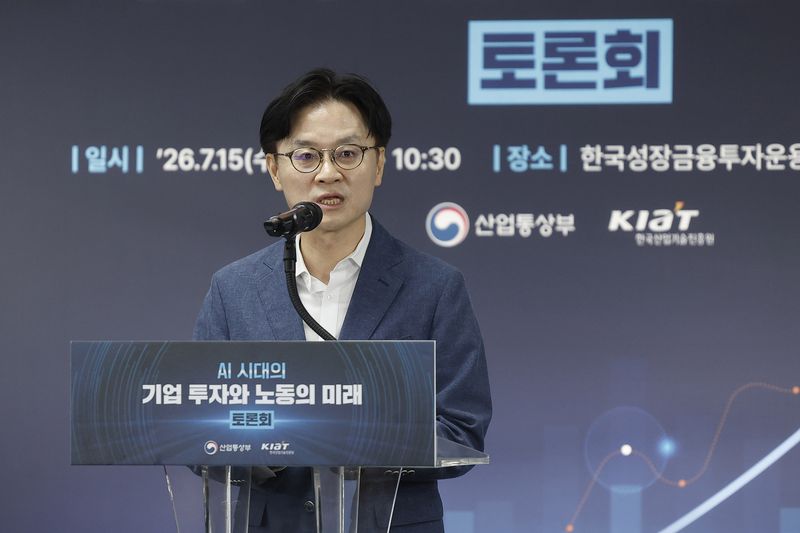 [세종=뉴시스]김정관 산업통상부 장관은 15일 오전 서울 영등포구 SK증권빌딩에서 열린 '인공지능(AI) 시대의 기업 투자와 노동의 미래' 토론회에 참석해 모두발언을 하고 있다. (사진=산업부 제공)