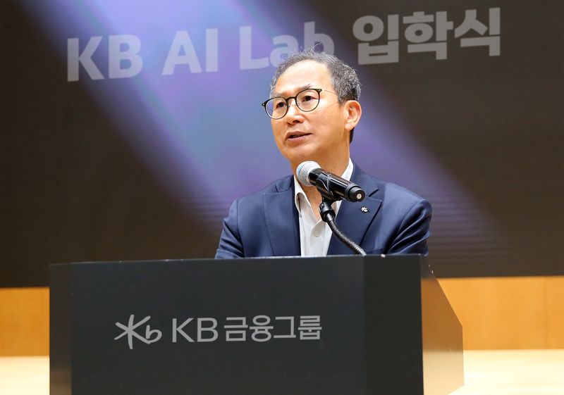 KB금융그룹이 지난 14일 서울 여의도 KB국민은행 신관에서 '2026년 상반기 그룹 인공지능(AI)·데이터 혁신 세미나'를 개최했다. 이날 세미나에서 양종희 KB금융 회장이 임직원들에게 인사말을 하고 있다./사진=KB금융그룹