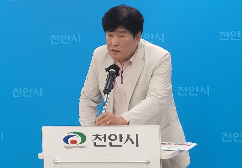 [천안=뉴시스] 최영민 기자=정석희 천안시파크골프협회장이 15일 천안시청 브리핑실에서 기자회견을 하고 있다. 2026.07.15 ymchoi@newsis.com *재판매 및 DB 금지