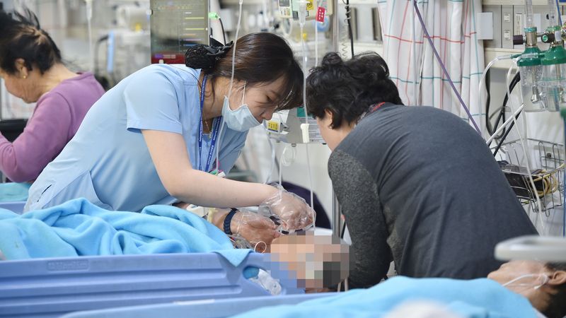 【대구=뉴시스】대구시 중구 동산동 계명대학교 동산의료원 응급의료센터에서 의료진이 환자를 응급처치하고 있다. 뉴시스DB. 2026.07.15. photo@newsis.com