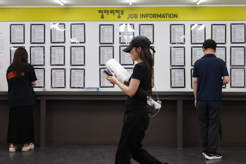 지난 15일 서울의 한 고용센터 일자리 정보 게시판. 연합뉴스