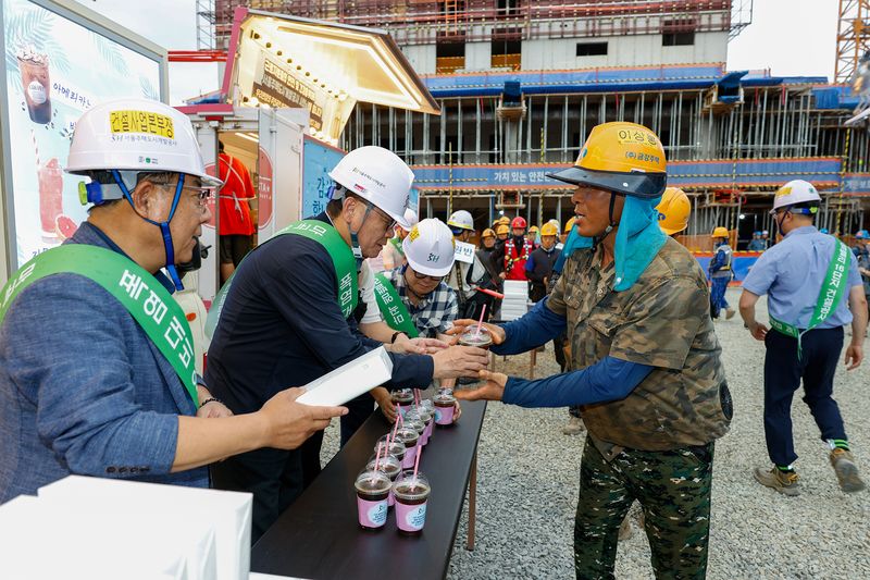 [서울=뉴시스] 황상하 서울주택도시개발공사(SH) 사장이 마곡 16단지 건설 현장에서 근로자에게 시원한 음료와 기념품을 전달하고 있다. (사진=서울주택도시개발공사 제공) 2026.07.15. photo@newsis.com *재판매 및 DB 금지