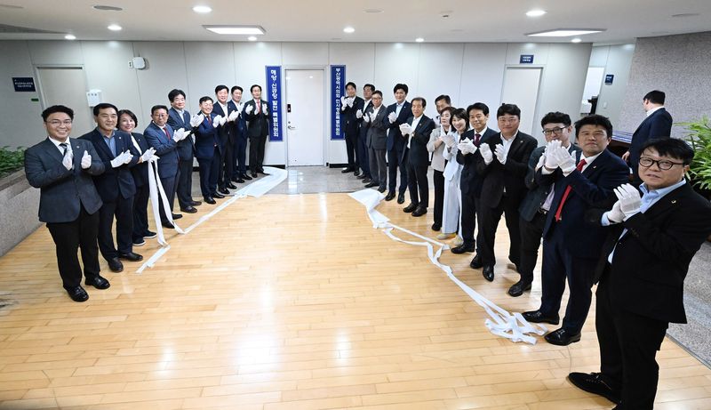 지난 14일 부산시의회 의원회관에서 열린 4개 특별위원회 합동 현판식에서 참석자들이 기념촬영을 하고 있다.(부산시의회 제공. 재판매 및 DB금지)