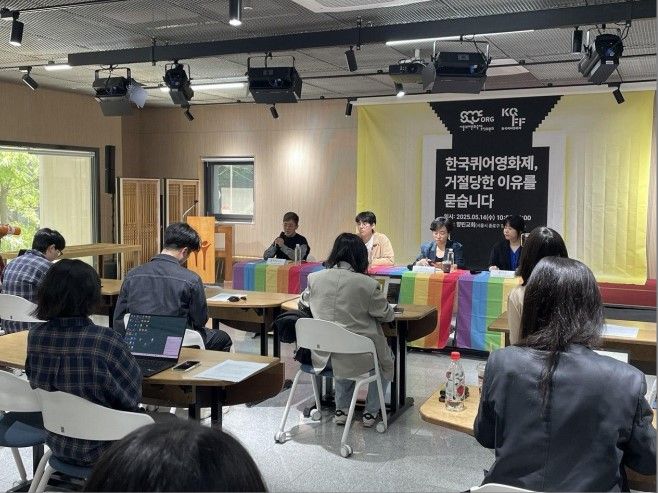 [서울=뉴시스] 서울퀴어문화축제조직위원회(조직위)는 지난해 5월 14일 서울 종로구 향린교회에서 기자회견을 열고, 제25회 한국퀴어영화제 대관을 불허한 이화여대 내 독립영화관 '아트하우스 모모' 측을 규탄하며 국가인권위원회에 진정을 제기했다고 밝혔다. (사진=서울퀴어문화축제조직위원회 제공) 2026.07.15. photo@newsis.com *재판매 및 DB 금지