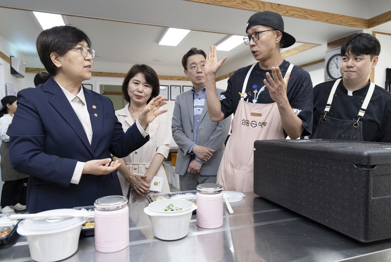 [서울=뉴시스] 정은경 보건복지부 장관이 지난달 11일 서울 영등포지역자활센터에서 청년자립도전 자활사업단 개선방안 추진 상황을 점검하고 있다. (사진=보건복지부 제공) 2026.06.11. photo@newsis.com *재판매 및 DB 금지