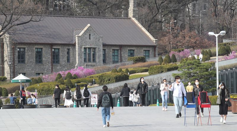 19일 오후 서울 서대문구 이화여자대학교 정문 앞 거리가 분주한 모습을 보이고 있다.2021.3.19 ⓒ 뉴스1 임세영 기자