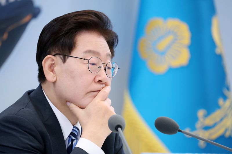 [서울=뉴시스] 조성봉 기자 = 이재명 대통령이 15일 청와대 영빈관에서 열린 '삶으로 체감하는 대체불가 대한민국-국민과 함께하는 두 번째 업무보고'에서 업무보고를 경청하고 있다. 2026.07.15. suncho21@newsis.com