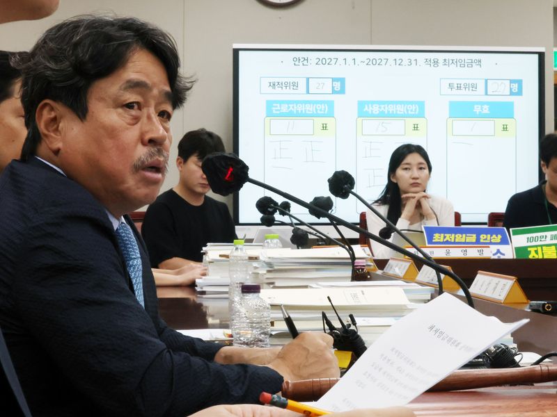 [세종=뉴시스] 배훈식 기자 = 권순원 최저임금위원회 위원장이 지난 14일 오후 세종시 정부세종청사에서 열린 최저임금위 제14차 전원회의를 마친 뒤 취재진의 질문에 답하고 있다. 최저임금위는 이날 2027년도 최저임금을 표결에 부쳐 1만700원으로 확정했다. 2026.07.14. dahora83@newsis.com