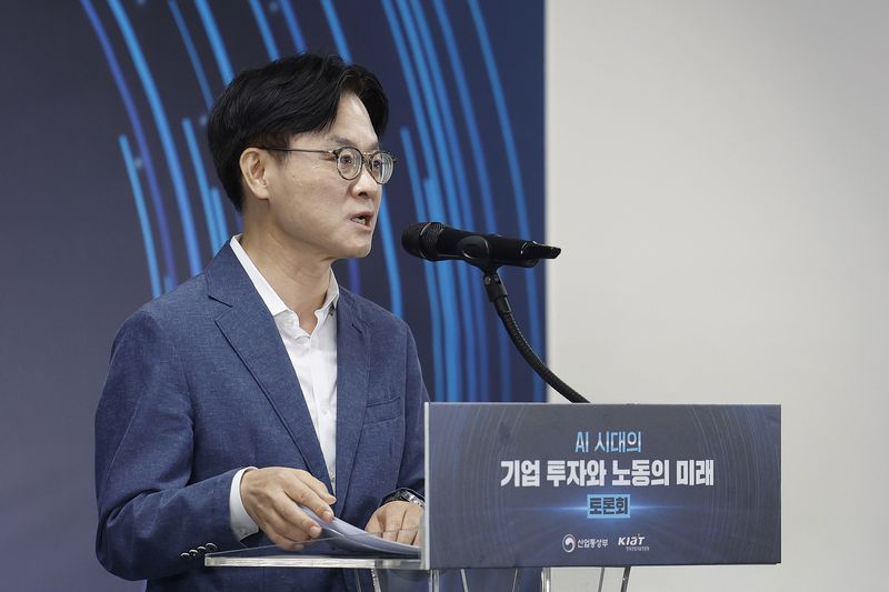 15일 서울 영등포구 한국성장금융투자운용에서 열린 'AI시대의 기업 투자와 노동의 미래' 토론회에서 김정관 장관이 모두발언을 하고있다. 산업통상부 제공