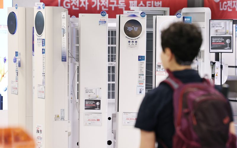 서울의 한 대형마트에 에어컨 등 냉방기기가 진열돼 있다. 최근 세계적으로 이상고온 등으로 무더위가 이어지면서 냉방용품 판매가 늘고 있다. 2026.7.14 ⓒ 뉴스1 구윤성 기자