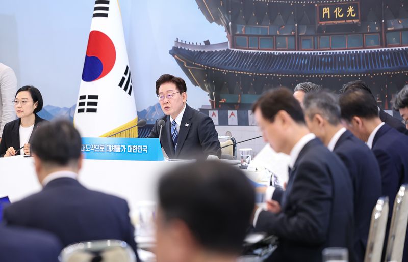 [서울=뉴시스] 조성봉 기자 = 이재명 대통령이 15일 청와대 영빈관에서 열린 '삶으로 체감하는 대체불가 대한민국-국민과 함께하는 두 번째 업무보고'에서 발언하고 있다. 2026.07.15. suncho21@newsis.com