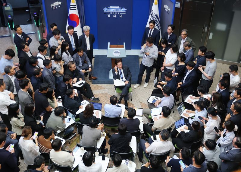 이재명 대통령이 15일 청와대 춘추관을 방문해 기자들과 간담회를 하고 있다. 청와대통신사진기자단
