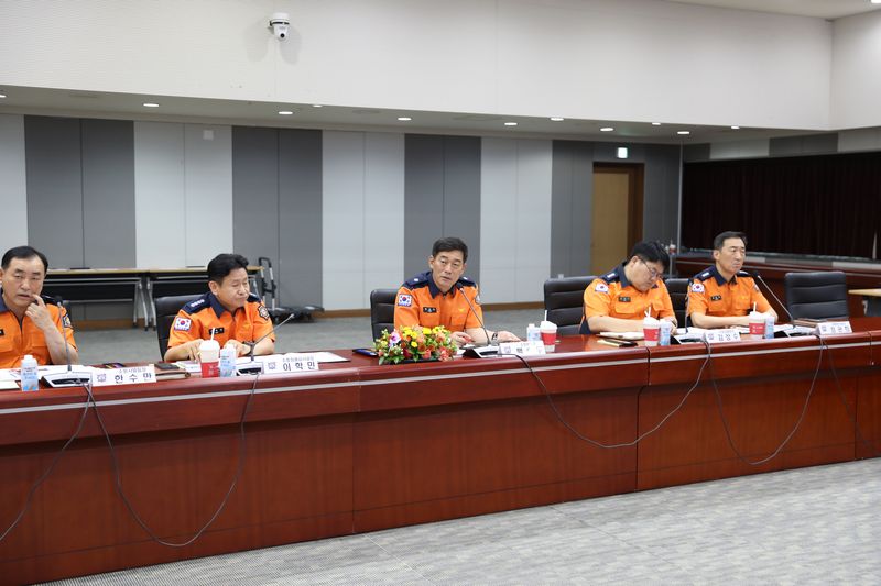백승두 충남소방본부장이 15일 충남도청 대회의실에서 열린 '소방관서 행동강령책임관 회의'에서 발언하고 있다. (충남소방본부 제공, 재판매 및 DB금지) / 뉴스1