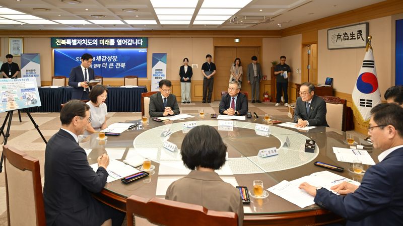 국내 방위산업의 지속 가능한 성장과 기술 자립을 이끌어갈 '방산혁신클러스터' 조성에 관해 토의를 진행하고 있다. 방사청 제공
