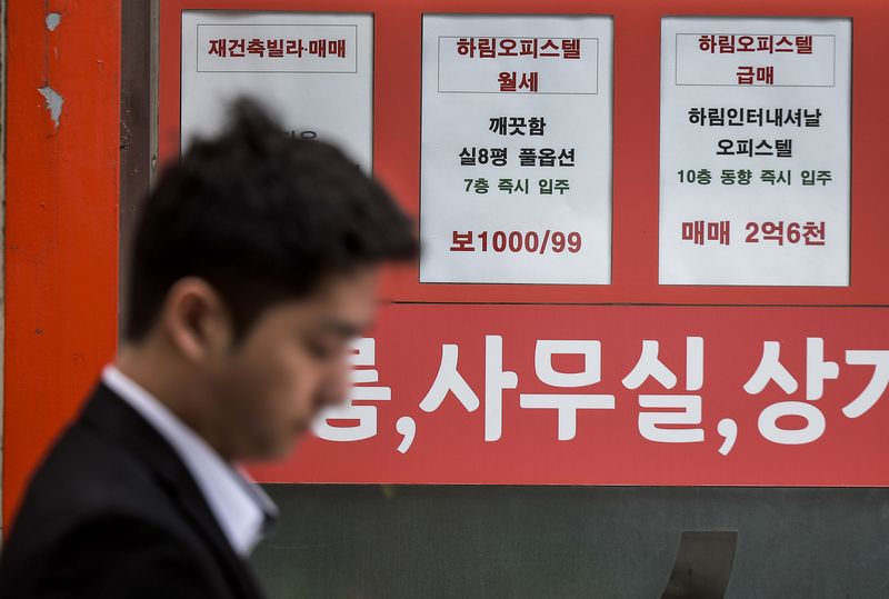 [서울=뉴시스] 서울시내 부동산에 오피스텔 월세 매물정보가 나와있다. photo@newsis.com