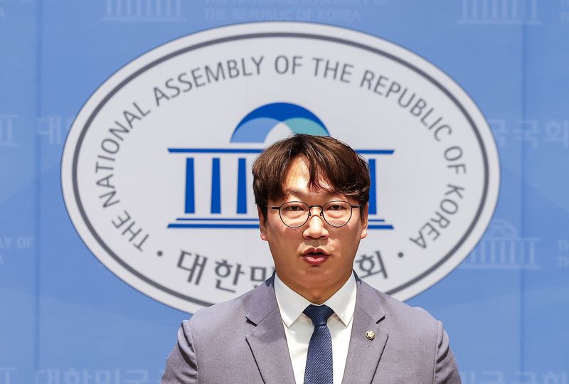 [서울=뉴시스] 정병혁 기자 = 모경종 더불어민주당 의원이 3일 서울 여의도 국회 소통관에서 정년연장 관련 청년 국회의원 기자회견을 하고 있다. 2026.07.03. jhope@newsis.com