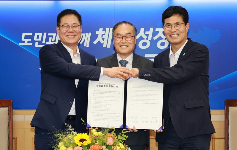 15일 전북도청 회의실에서 전북 전주 방산혁신클러스터 사업 업무협약식이 개최된 가운데 이원택 도지사(오른쪽)와 이용철 방위사업청장(가운데), 조시훈 전주시장이 기념 촬영을 하고 있다.(전북도 제공. 재판매 및 DB금지)/뉴스1