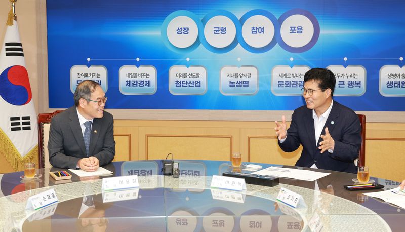 15일 전북도청 회의실에서 전북 전주 방산혁신클러스터 사업 업무협약식이 개최된 가운데 이원택 도지사(오른쪽)와 이용철 방위사업청장(왼쪽)이 이야기를 나누고 있다.(전북도 제공. 재판매 및 DB금지)/뉴스1