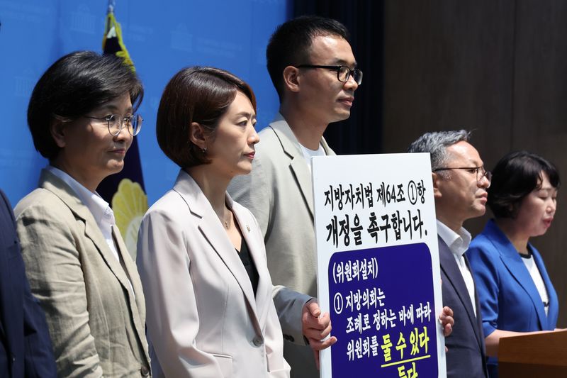 더불어민주당 당권주자인 고민정 의원이 15일 서울 여의도 국회 소통관에서 대구 달성군의회 상임위 폐지 규탄 기자회견을 하고 있다. 2026.7.15 ⓒ 뉴스1 신웅수 기자