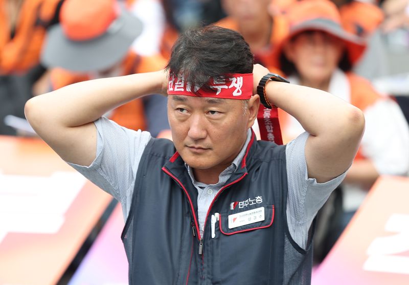 양경수 전국민주노동조합총연맹(민주노총) 위원장이 지난달 15일 서울 종로구 동화면세점 인근에서 열린 총파업 집회에서 머리띠를 묶고 있다. 연합뉴스