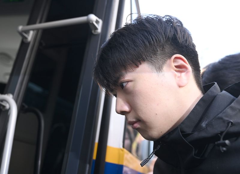 [전남광주=뉴시스] 이현행 기자 = 광주 도심에서 일면식도 없는 여고생을 살해한 혐의 등을 받는 장윤기(23)가 14일 오전 광주 서부경찰서에서 검찰 송치를 위해 호송차에 오르고 있다. 2026.05.14. lhh@newsis.com