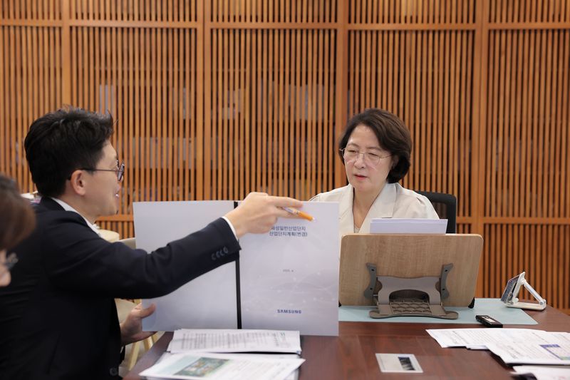 [수원=뉴시스] 추미애 경기도지사가 15일 '제2차 반도체 초격차 전략회의'를 주재하고 있다. (사진=경기도 제공) 2026.07.15. photo@newsis.com *재판매 및 DB 금지