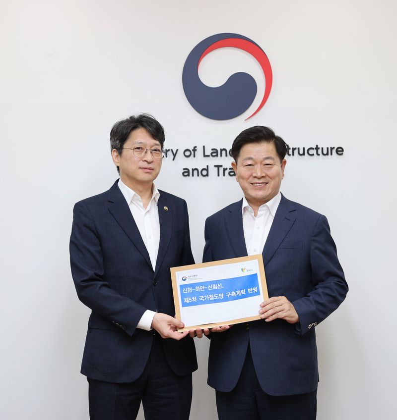 홍지선 국토교통부 제2차관(왼쪽)과 박승원 광명시장.(광명시 제공)
