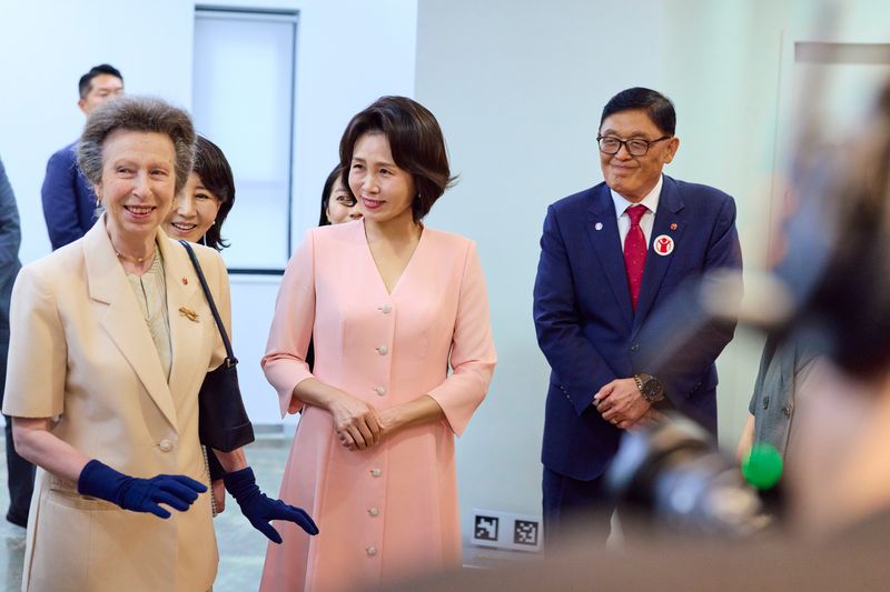 김혜경 여사와 영국 찰스 3세 국왕의 여동생인 앤 공주가 15일 서울 마포구 세이브더칠드런 코리아를 방문해 전시물을 둘러보고 있다. (청와대 제공. 재판매 및 DB 금지) 2026.7.15 ⓒ 뉴스1 허경 기자