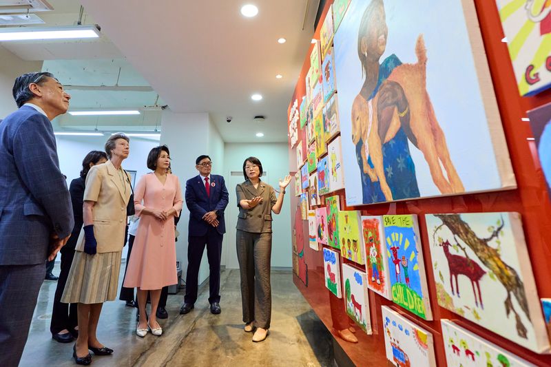 김혜경 여사와 영국 찰스 3세 국왕의 여동생인 앤 공주가 15일 서울 마포구 세이브더칠드런 코리아를 방문해 전시물을 둘러보고 있다. (청와대 제공. 재판매 및 DB 금지) 2026.7.15 ⓒ 뉴스1 허경 기자
