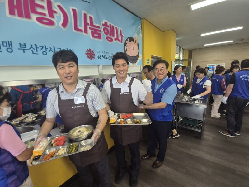 한국자유총연맹 부산강서구지회 회원들이 '건강한 여름나기 특식 나눔행사'에서 어르신들에게 대접할 삼계탕을 나르고 있다. 한국자유총연맹 제공