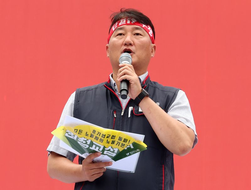 양경수 민주노총 위원장이 지난 7월 15일 오후 서울 종로구 동화면세점 앞에서 열린 민주노총 7.15 총파업대회에 참석해 발언을 하고 있다. 뉴시스