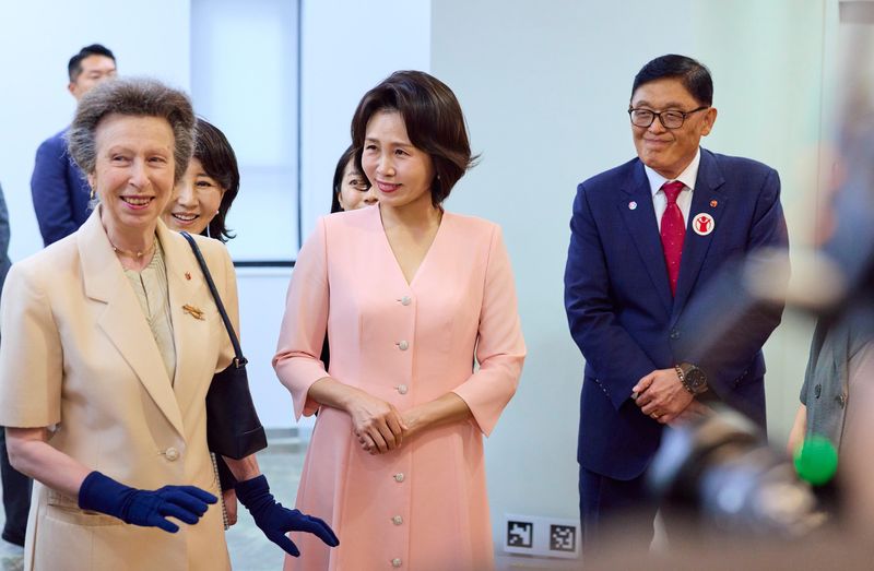 [서울=뉴시스] 조성봉 기자 = 김혜경 여사가 15일 한국을 방문 중인 영국 앤 공주와 함께 서울 마포구 세이브더칠드런 코리아를 방문해 전시물 관련 설명을 듣고 있다.(사진=청와대 제공) 2026.07.15. photo@newsis.com *재판매 및 DB 금지