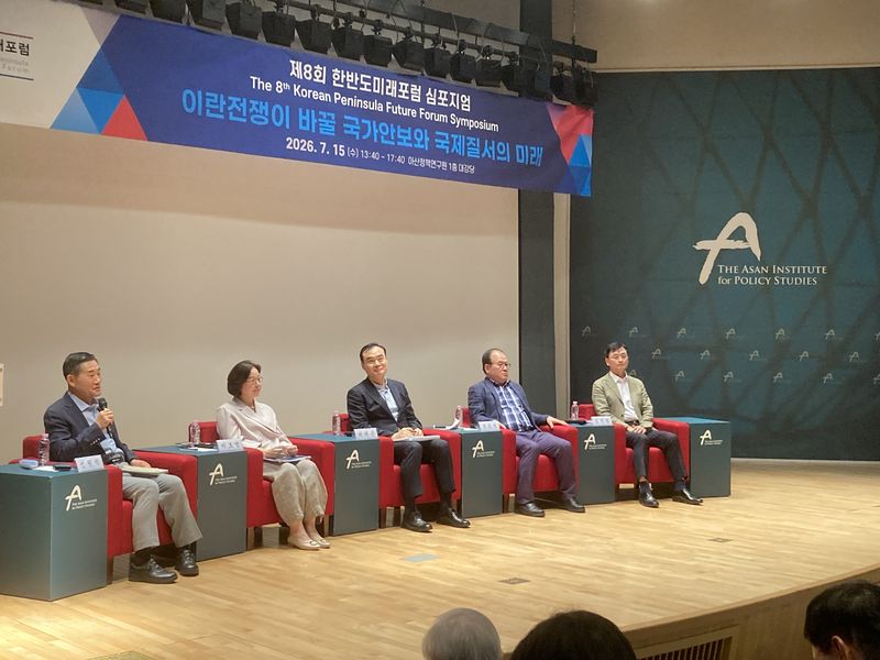제8회 한반도미래포럼 심포지엄이 15일 서울 종로구 아산정책연구원에서 열렸다. 신원식 전 국가안보실장(왼쪽부터), 이호령 한국국방연구원 책임연구위원, 허태근 전 국방부 국방정책실장, 주은식 한국전략문제연구소장, 김종철 전 합동참모본부 전력기획부장이 1세션 토론을 갖고 있다. 사진=김경수 기자