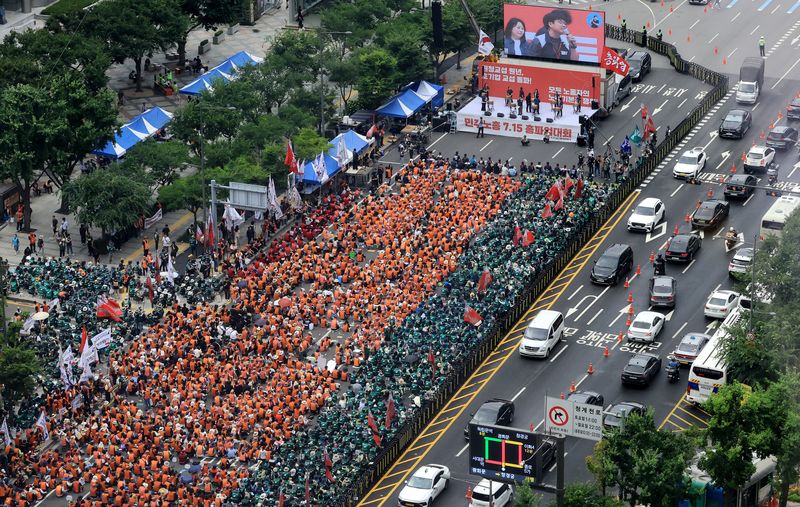 15일 서울 종로구 동화면세점 앞에서 '7·15 총파업대회'가 열리고 있다. 2026.7.15 ⓒ 뉴스1 이호윤 기자