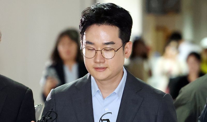 [부산=뉴시스] 하경민 기자 = 6·3 지방선거 때 음료 피습 자작극 의혹이 제기된 정이한 전 개혁신당 부산시장 후보가 구속전피의자심문(영장실질심사)에 출석하기 위해 8일 오후 부산 연제구 부산지방법원 법정으로 이동하고 있다. 2026.07.08. yulnetphoto@newsis.com