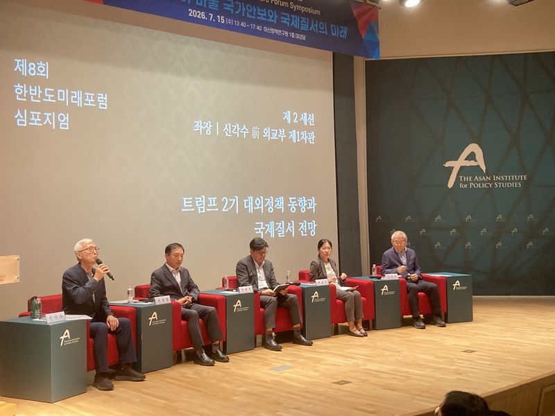 제8회 한반도미래포럼 심포지엄이 15일 서울 종로구 아산정책연구원에서 열렸다. 신각수 전 외교부 1차관(왼쪽부터), 송웅엽 전 주이란대사, 전재성 서울대 정치외교학부 교수, 여유경 경희대 국제학과 교수가 2세션 토론을 갖고 있다. 사진=김경수 기자