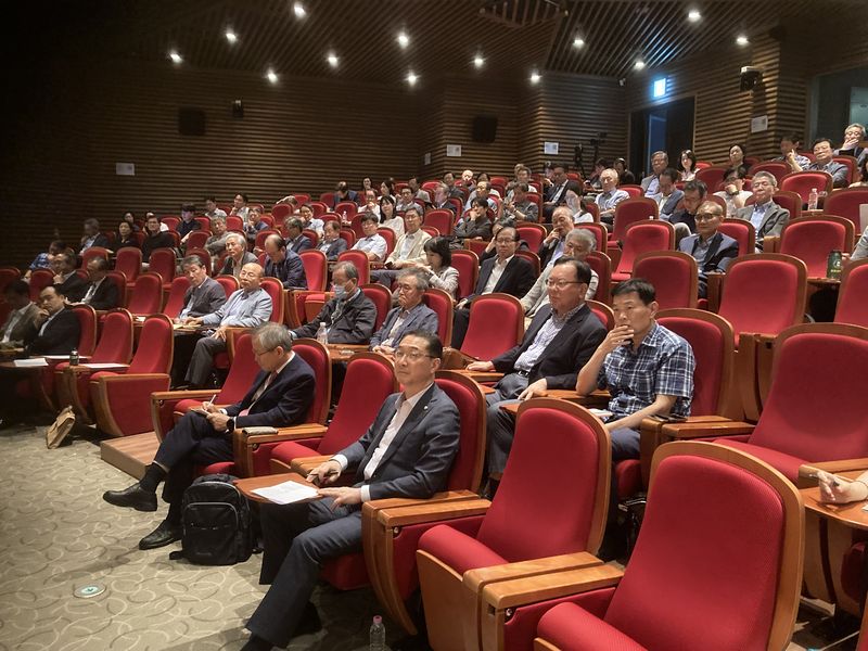 김건 국회의원, 천영우 한반도미래포럼 이사장(앞줄 오른쪽부터)이 15일 서울 종로구 아산정책연구원에서 개최된 제8회 한반도미래포럼 심포지엄을 경청하고 있다. 사진=김경수 기자
