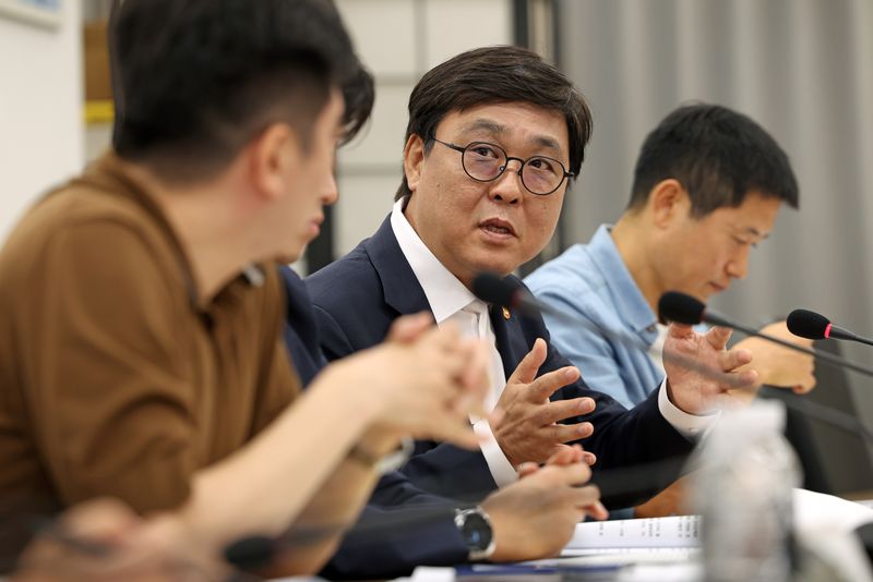 [서울=뉴시스] 최휘영 문화체육관광부 장관이 13일 서울 종로구 국립현대미술관 서울관에서 열린 'K-축구 혁신위원회 2차 회의'에서 발언하고 있다. (사진=문화체육관광부 제공) 2026.07.13. photo@newsis.com *재판매 및 DB 금지