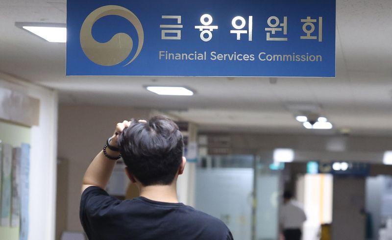 [서울=뉴시스] 추상철 기자 = 8일 오전 서울 종로구 정부서울청사에서 금융위원회 직원들이 사무실 앞을 오가고 있다. 2025.09.08. scchoo@newsis.com