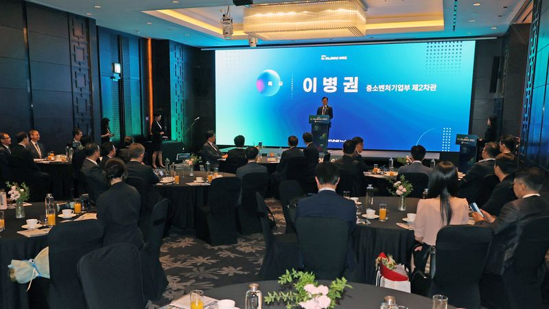 파이낸셜뉴스 주최로 15일 서울 여의도 콘래드호텔에서 열린 2026 fn 이노베이션 어워드에서 이병권 중소벤처기업부 제2차관이 축사를 하고 있다. 사진=서동일 기자