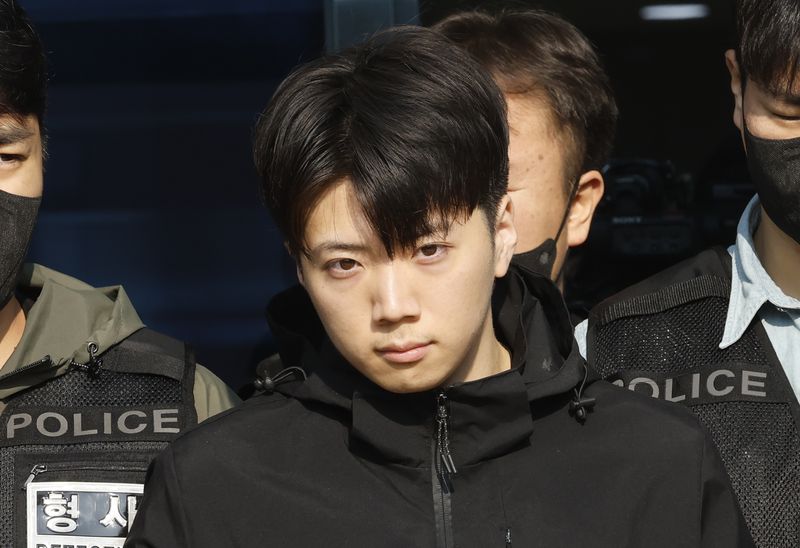 광주 도심에서 10대 여고생을 살해한 장윤기가 14일 오전 광주 서부경찰서에서 검찰로 송치되고 있다. 2026.5.14 ⓒ 뉴스1 김태성 기자
