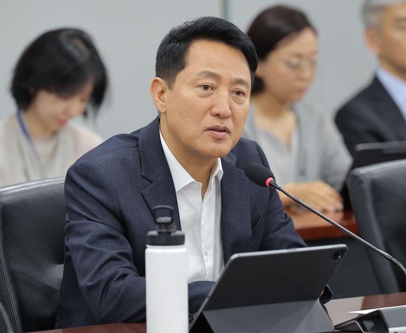 오세훈 서울시장이 15일 서울 중구 시청 기획상황실에서 열린 야간경제 활성화를 위한 정례간부회의에서 발언하고 있다. 연합뉴스