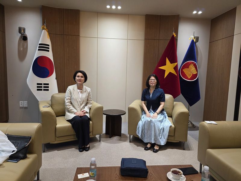 국제의료봉사단체 그린닥터스재단 박명순 사무총장(왼쪽)이 주부산베트남영사관 도안 프엉 란 영사와 포즈를 취하고 있다. 그린닥터스재단 제공