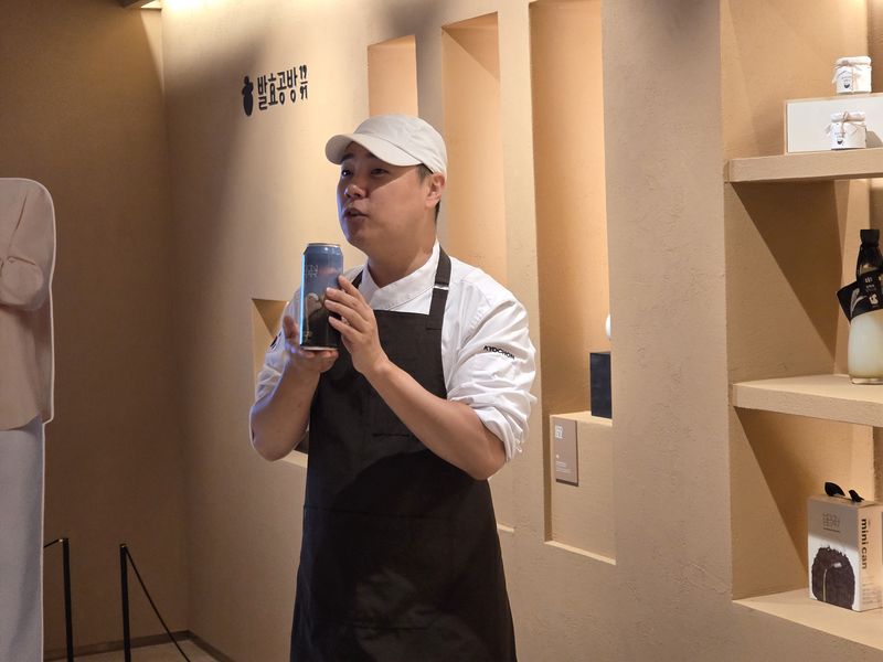 도민수 '교촌 1991스쿨' 팀장이 지난 15일 교촌의 수제맥주 '문베어'를 들고 설명하고 있다. 사진=박경호 기자