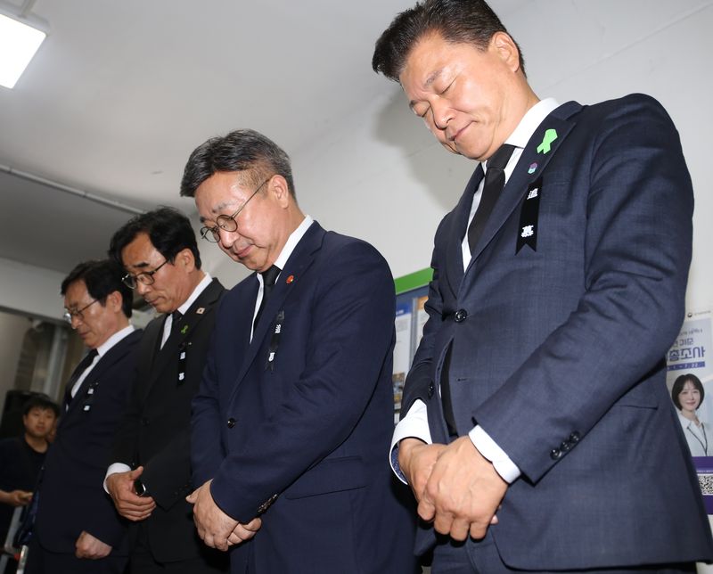 [청주=뉴시스] 서주영 기자 = 윤호중 행안부장관과 전성환 경청통합수석이 15일 청주시청 오송참사 분향소를 찾아 묵념하고 있다. 2026.07.15. juyeong@newsis.com