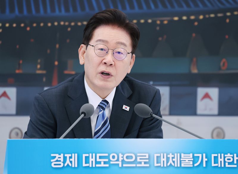[서울=뉴시스] 조성봉 기자 = 이재명 대통령이 15일 청와대 영빈관에서 열린 '삶으로 체감하는 대체불가 대한민국-국민과 함께하는 두 번째 업무보고'에서 발언을 하고 있다. 2026.07.15. suncho21@newsis.com