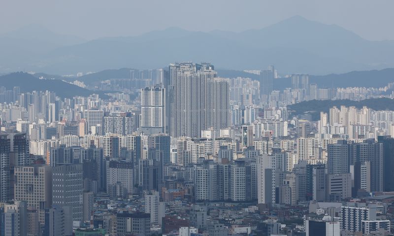 [서울=뉴시스] 황준선 기자 = 가계부채 증가세로 국민은행을 선두로 시중은행이 주택담보 대출을 줄이자 대출문이 더 좁아지기 전 자금을 확보해두려는 수요가 몰린 것으로 나타났다. 지난 8일 기준 5대 시중은행의 가계대출 잔액은 775조9563억원으로 집계되며 지난달 말 774조9608억원에서 이달 들어 일주일여 만에 9955억원 증가한 규모를 보였다. 사진은 12일 서울 남산에서 바라본 아파트 밀집지역의 모습. 2026.07.12. hwang@newsis.com