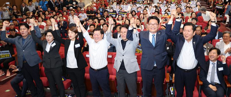 [서울=뉴시스] 고범준 기자 = 12일 서울 여의도 국회의원회관에서 열린 전국자치분권민주지도자회의(KDLC)에서 더불어민주당 당 대표 후보 정청래(오른쪽부터) 전 대표, 송영길 의원, 김민석 전 국무총리, 박승원 광명시장, 고민정 의원, 김보미 전 강진군 의원이 손을 잡고 있다. 2026.07.12. bjko@newsis.com